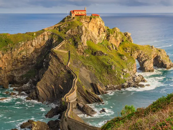 Ermita de San Juan de Gaztelugatxe sobre el islote