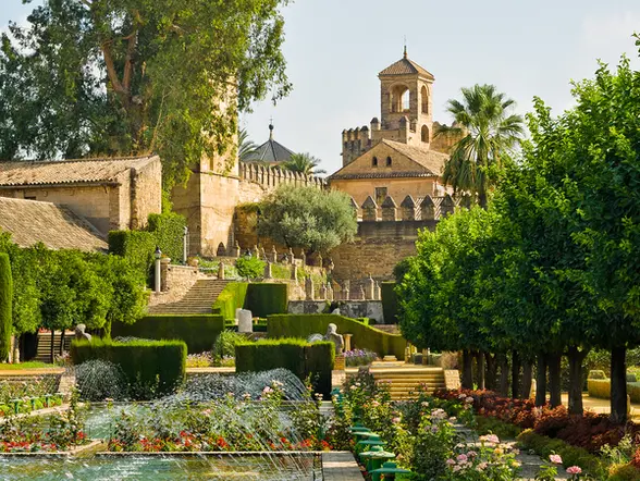 Fuentes, flores y senderos en los Jardines del Alcázar de los Reyes Cristianos.