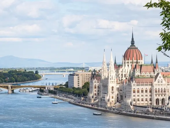 Parlamento de Budapest al lado del Río Danubio