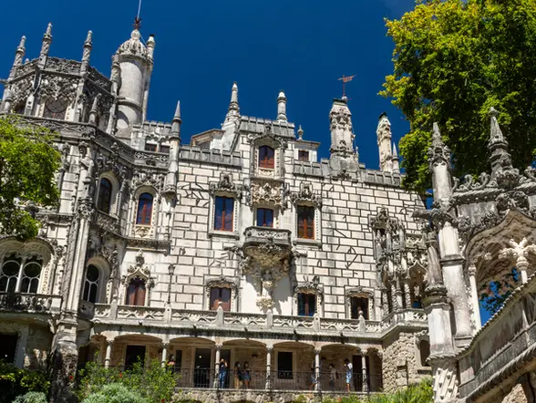 Detalle de la fachada del Palacio de la Quinta da Regaleira en Sintra, Portugal.