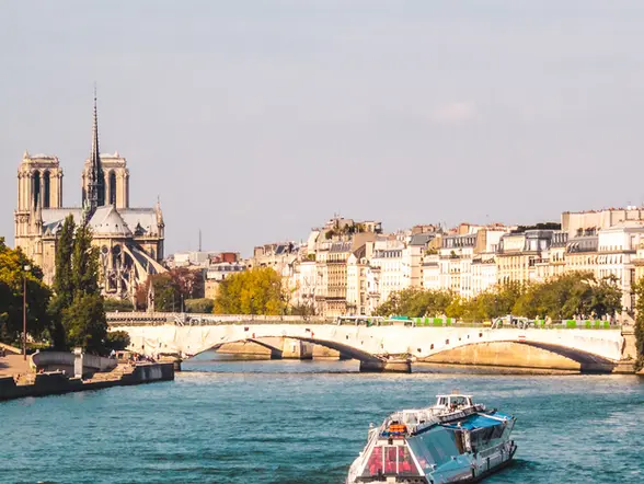 Río Sena con la catedral de Notredame al fondo