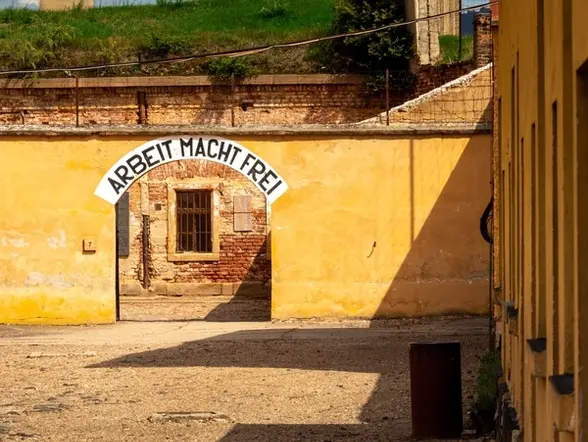 Entrada a la Fortaleza Pequeña de Terezín con la inscripción Arbeit Macht Frei