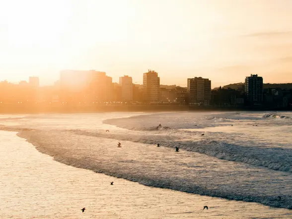 Tour panorámico en tuk tuk por Gijón - buendía