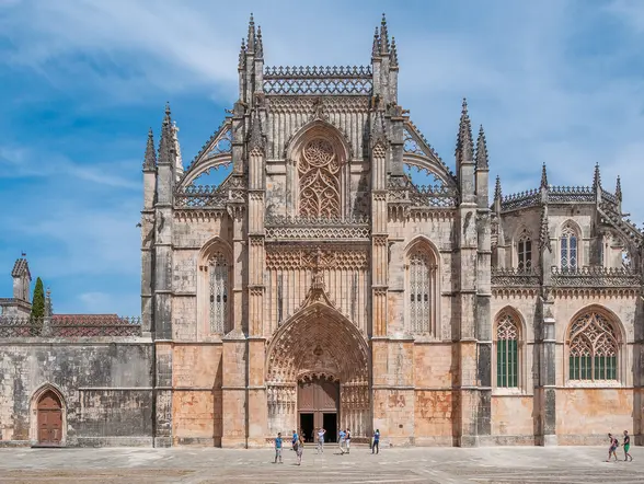 Fachada principal del Monasterio de Batalha con detalles de arquitectura gótica, Portugal