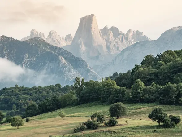 Excursión a Bulnes con funicular y visita a la cueva del queso Cabrales desde Gijón