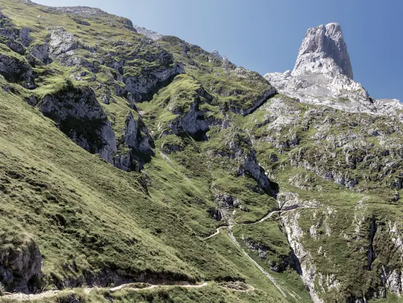 Excursión a Bulnes con funicular y visita a la cueva del queso Cabrales desde Oviedo