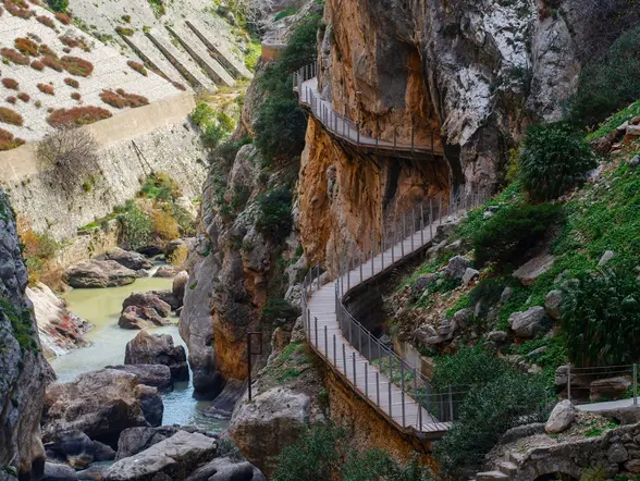 Pasarelas de madera ancladas al desfiladero sobre el río en el Caminito del Rey