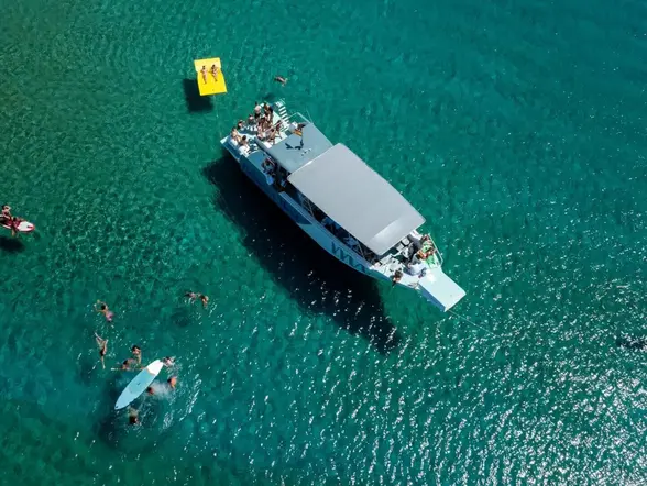 Barco de excursión en aguas del norte de Menorca