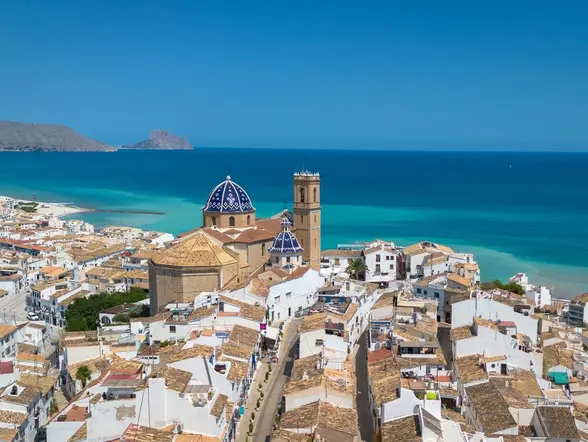 Vista aérea de Altea con la iglesia de cúpulas azules frente al mar Mediterráneo