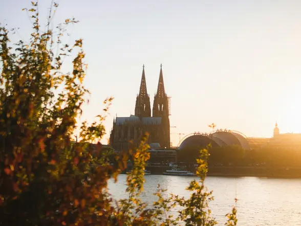 Vista al atardecer de la catedral de Colonia en Alemania.