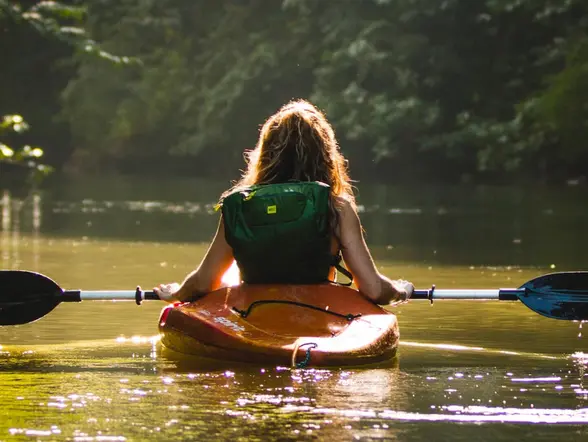 Mujer realizando el descenso del río Sella, Asturias