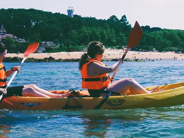 Dos personas en kayak por la bahía de Santander