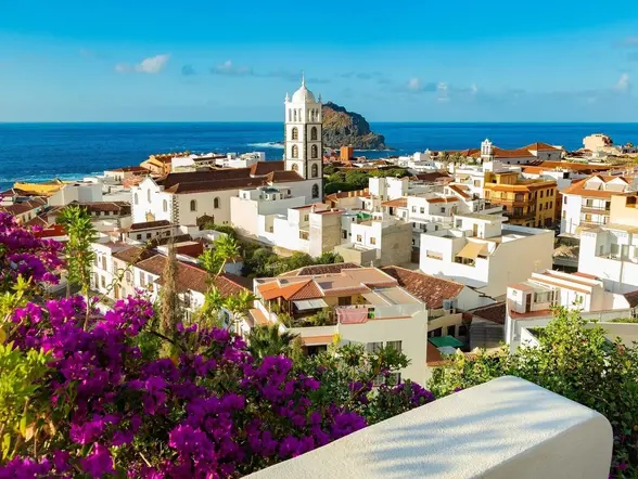 Buganvillas y vistas al casco antiguo y el Roque de Garachico en Tenerife