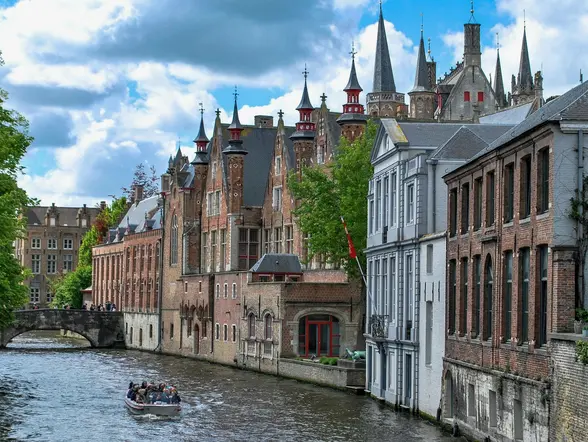 Paseo en barco por el canal Groenerei de Brujas, Bélgica, con arquitectura gótica