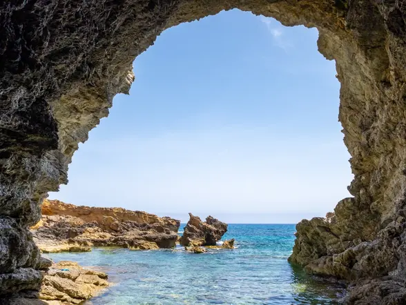 Vista del mar Mediterráneo desde el interior de las cuevas de Es Canutells