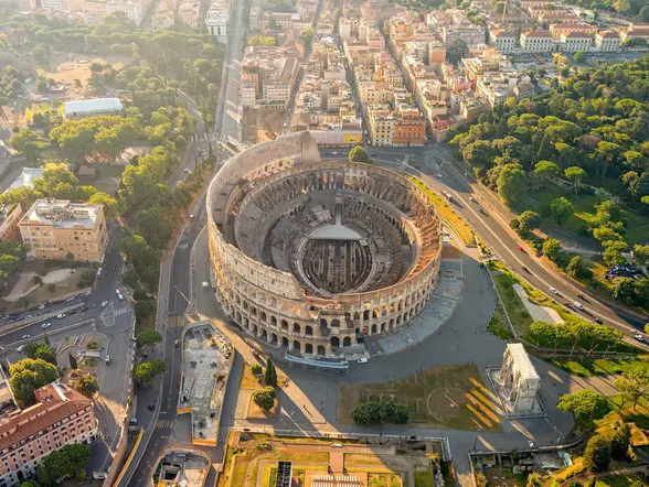 Vista aérea del Coliseo y el Arco de Constantino, Roma