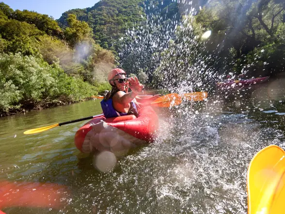 Jóvenes disfrutando del descenso del Sella desde Ribadesella