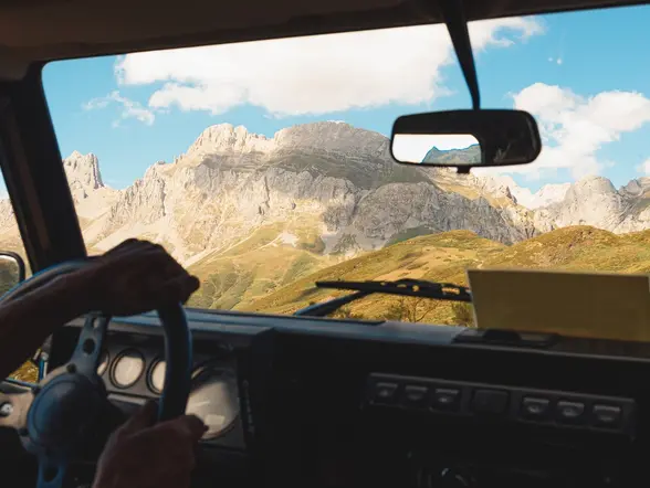 Conductor de 4x4 recorriendo los Picos de Europa