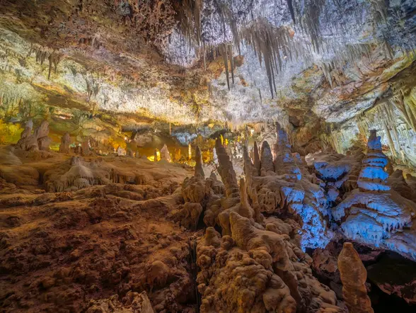 Luces y sombras en el interior de las Cuevas dels Hams, Mallorca