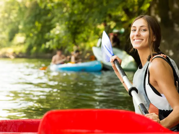 Joven haciendo el descenso del río Sella desde Cangas de Onís