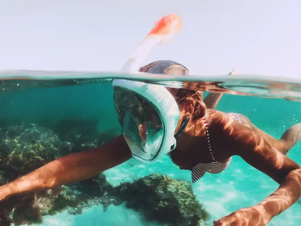 Mujer haciendo snorkel con máscara en aguas de Es Trenc y Es Caragol, Mallorca