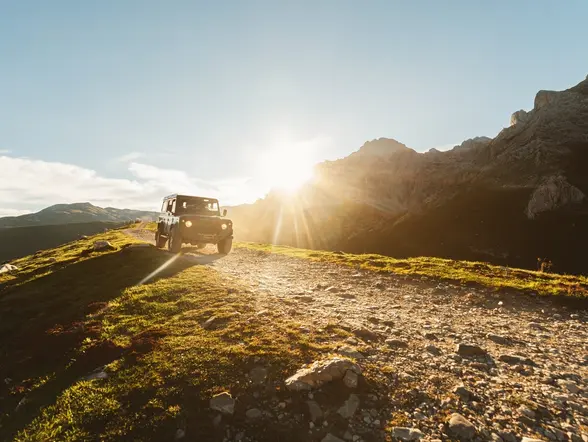 Todoterreno circulando por una ruta de los Picos de Europa