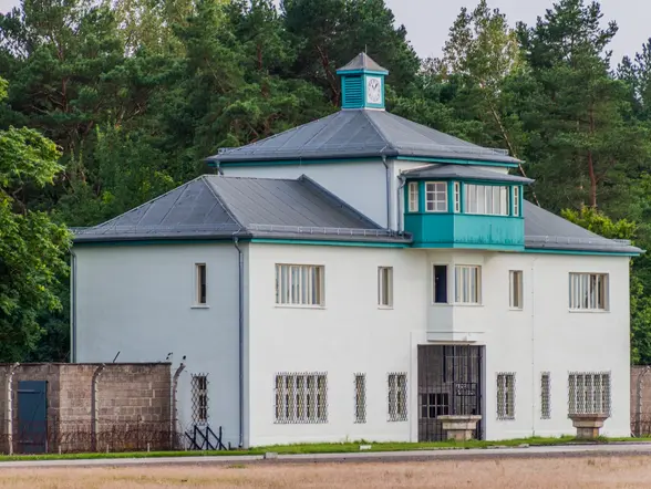 Torre A con su reloj y mirador verde en el Memorial de Sachsenhausen