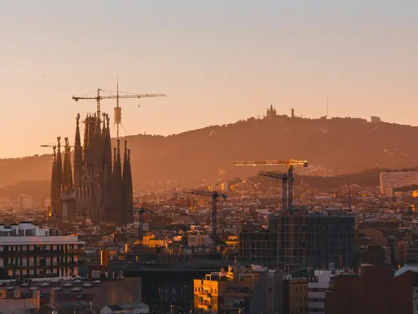 Skyline de Barcelona con Sagrada Familia y monte Tibidabo