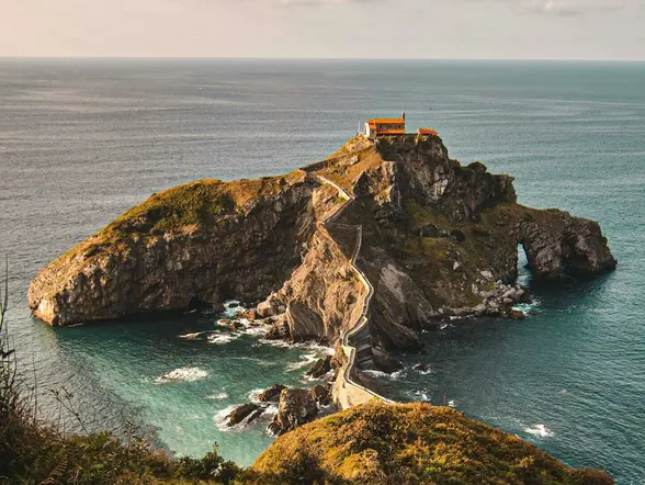 Excursión a Gaztelugatxe, Bermeo, Mundaka y Gernika con txakoli - buendía