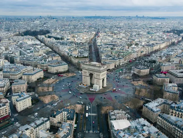 Vista aérea del Arco del Triunfo y las avenidas de la Plaza de la Estrella.