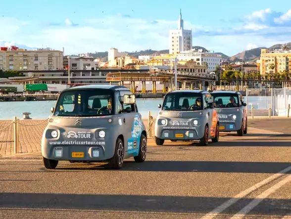 Tour de coches eléctricos compactos por el Muelle Uno en el Puerto de Málaga.