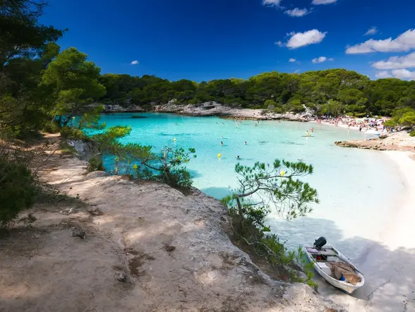 Bañistas en Cala en Turqueta, Menorca