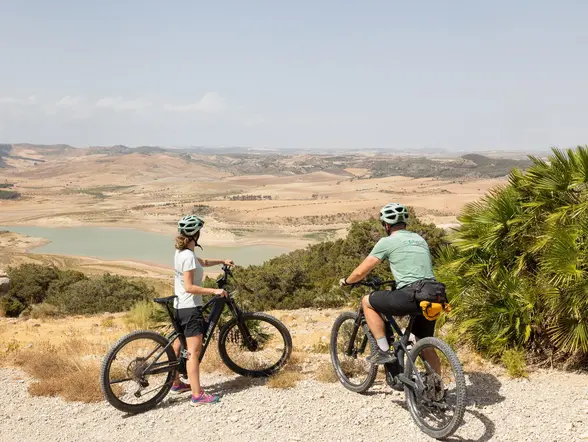 Ciclistas contemplando el embalse del Conde de Guadalhorce en El Chorro, Málaga