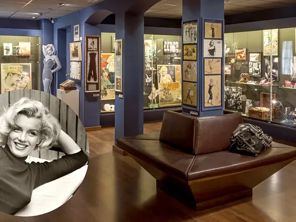 Sala de Marilyn Monroe con vitrinas y banco en la Casa-Museo Cal Gerrer.