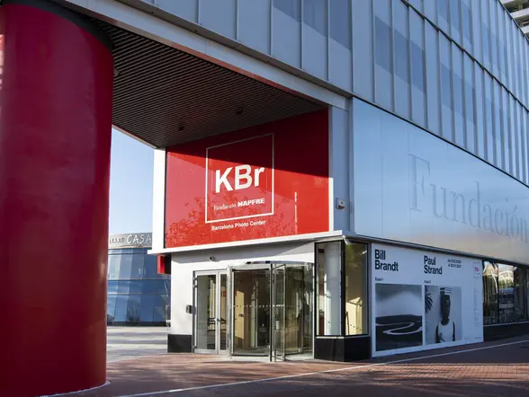 Entrada al centro KBr Fundación MAPFRE Barcelona con carteles de exposiciones