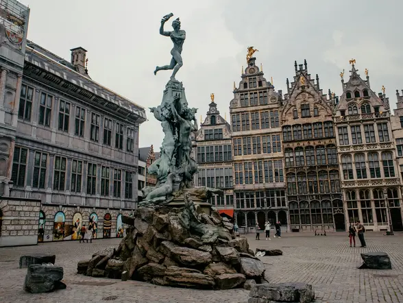 Estatua de la fuente de Brabo en la Grote Markt de Amberes