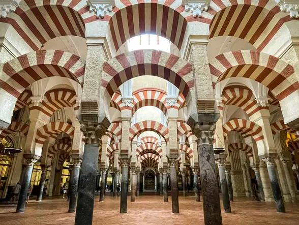Columnas y arcos en la Mezquita-Catedral de Córdoba