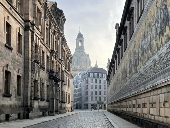 Calle con el mural del Desfile de los Príncipes en Dresde, Alemania