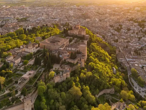 Vista aérea de la Alhambra de Granada y el Palacio de Carlos V