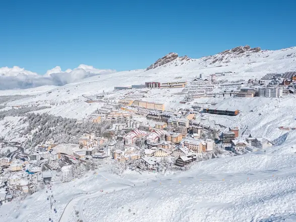 Pueblo de Pradollano en Sierra Nevada cubierto de nieve