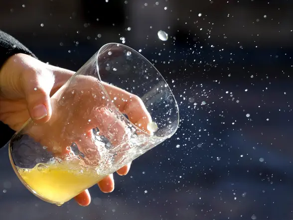 Hombre escanciando culín de sidra en el tour gastronómico de sidra y quesos por Gijón