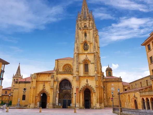 Visita guiada por Oviedo con cata de quesos y espicha asturiana opcional