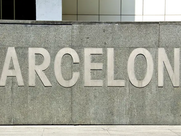 Exterior MACBA con letrero Barcelona