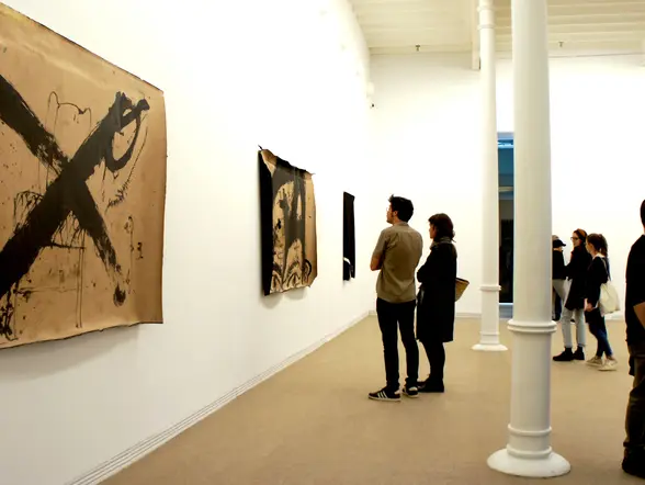 Visitantes ante obras de gran formato Museo Tàpies de Barcelona