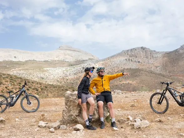 Pareja en e-bikes observando el paisaje montañoso de El Chorro, Málaga.