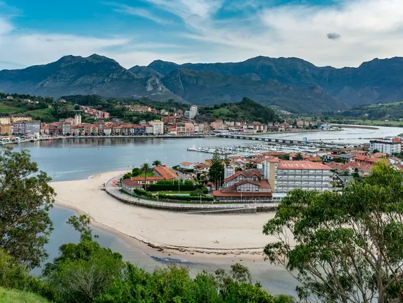 Vista panorámica de la villa de Ribadesella y su ría