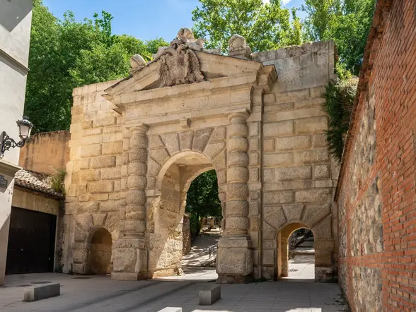 Entrada renacentista al recinto de la Alhambra, Granada.