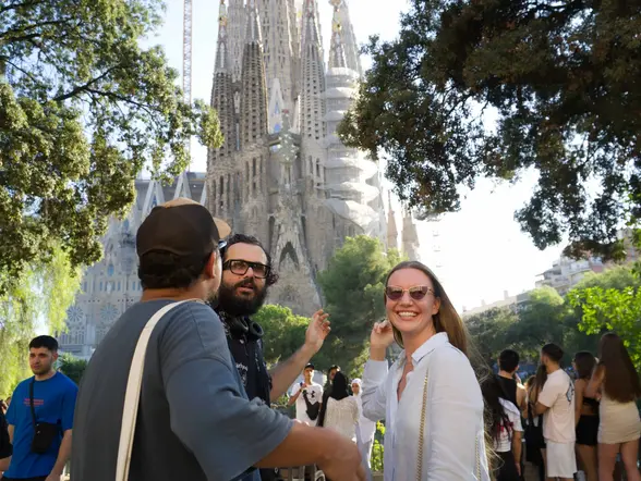Turistas conversando frente a la Sagrada Familia en Barcelona