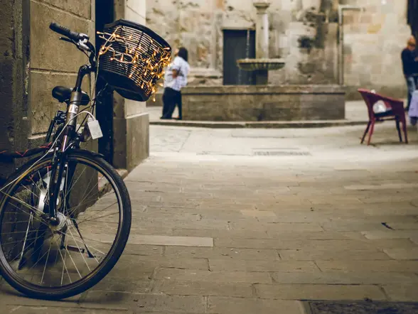 Bicicleta en plaza del Barrio Gótico de Barcelona.