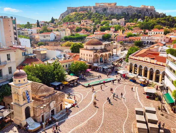 Vista de la plaza Monastiraki con la Acrópolis al fondo en el centro de Atenas